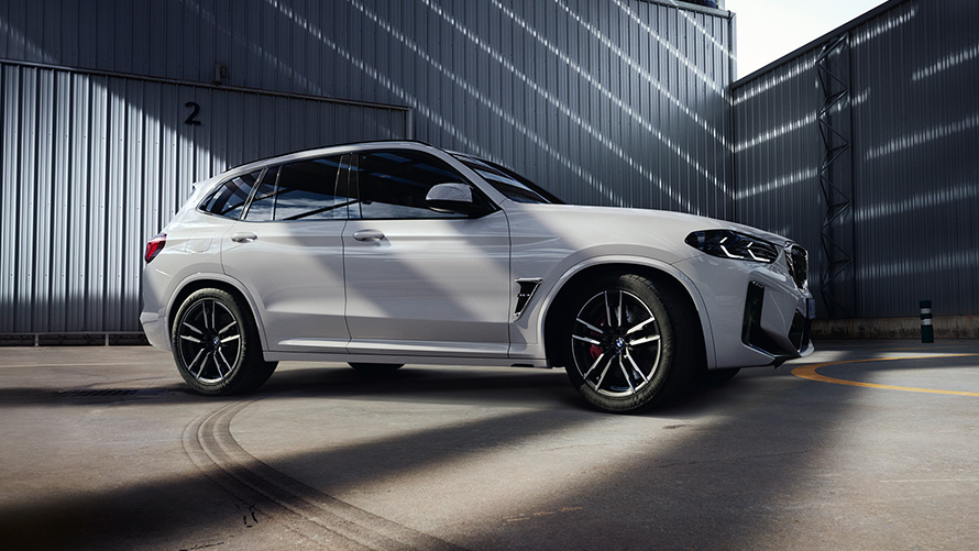 BMW X3 M F97 LCI フェイスリフト 2021 アルペン・ホワイト サイド・ビュー 停車中