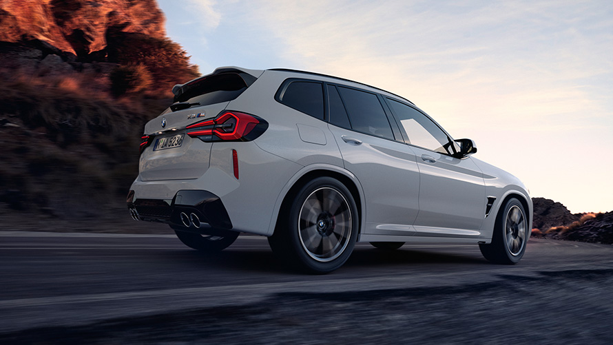 BMW X3 M F97 LCI フェイスリフト 2021 アルペン・ホワイト 横からのサイド・ビュー ロー・アングル・ショット