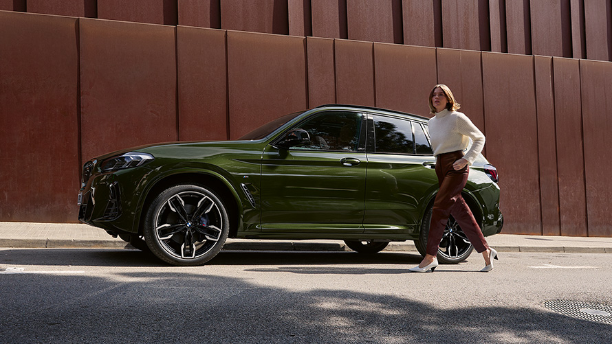 BMW X3 M40i G01 LCI フェイスリフト 2021 マラカイト・グリーン・メタリック サイド・ビュー 女性モデルとともに