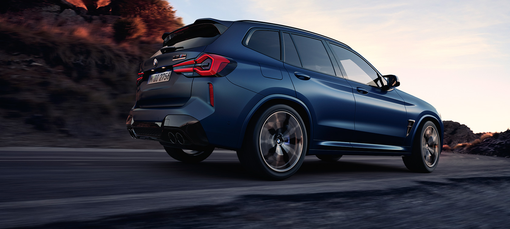BMW X3 M Competition F97 LCI 2021 斜めからのリヤ・ビュー ロー・アングル・ショット BMW X3 M Competition F97 LCI フェイスリフト2021 フローズン・マリーナ・ベイ・ブルー・メタリック 走行中 斜めからのリヤ・ビュー ロー・アングル・ショット
