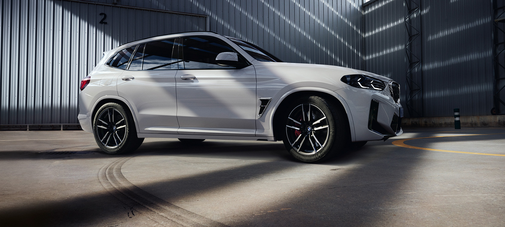 BMW X3 M F97 LCI フェイスリフト 2021 斜めからのサイド・ビュー BMW X3 M F97 LCI フェイスリフト 2021 アルペン・ホワイト 斜めからのサイド・ビュー