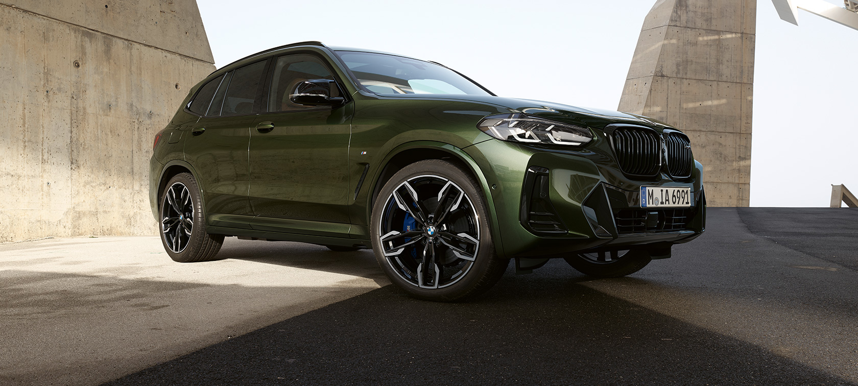 BMW X3 M40i G01 LCI フェイスリフト 2021 斜めからのフロント・ビュー 停車中 BMW X3 M40i G01 LCI フェイスリフト 2021 マラカイト・グリーン・メタリック 斜めからのフロント・ビュー 停車中