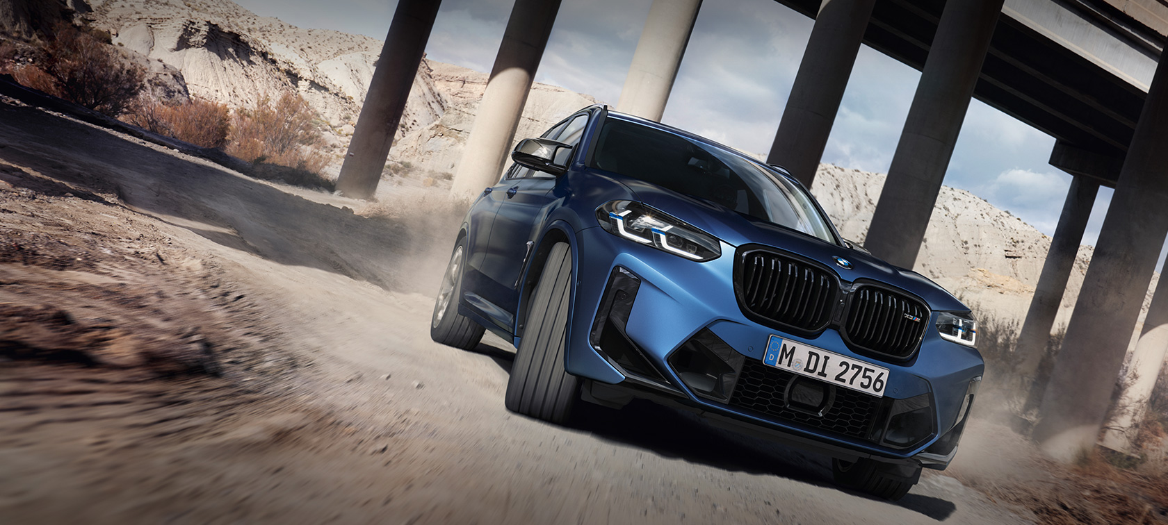 BMW X3 M Competition F97 LCI フェイスリフト2021 フローズン・マリーナ・ベイ・ブルー・メタリック 斜めからのフロント・ビュー 走行中