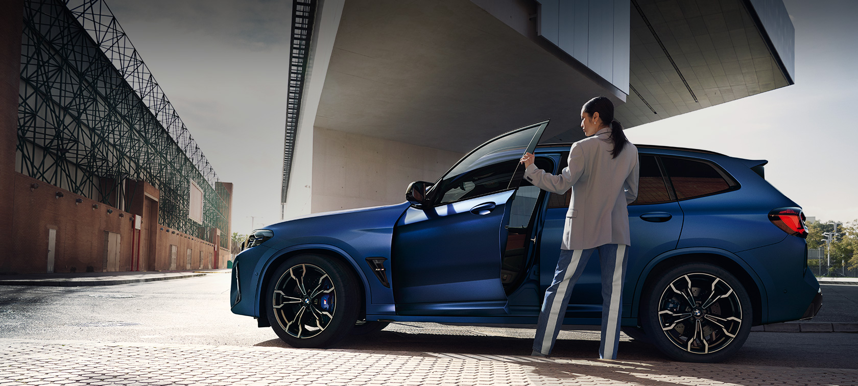 BMW X3 M Competition F97 LCI フェイスリフト 2021 サイド・ビュー 停車中 BMW X3 M Competition F97 LCI フェイスリフト 2021 BMW Individual フローズン・ポルティマオ・ブルー・メタリック サイド・ビュー ドアを開けた状態で女性モデルとともに