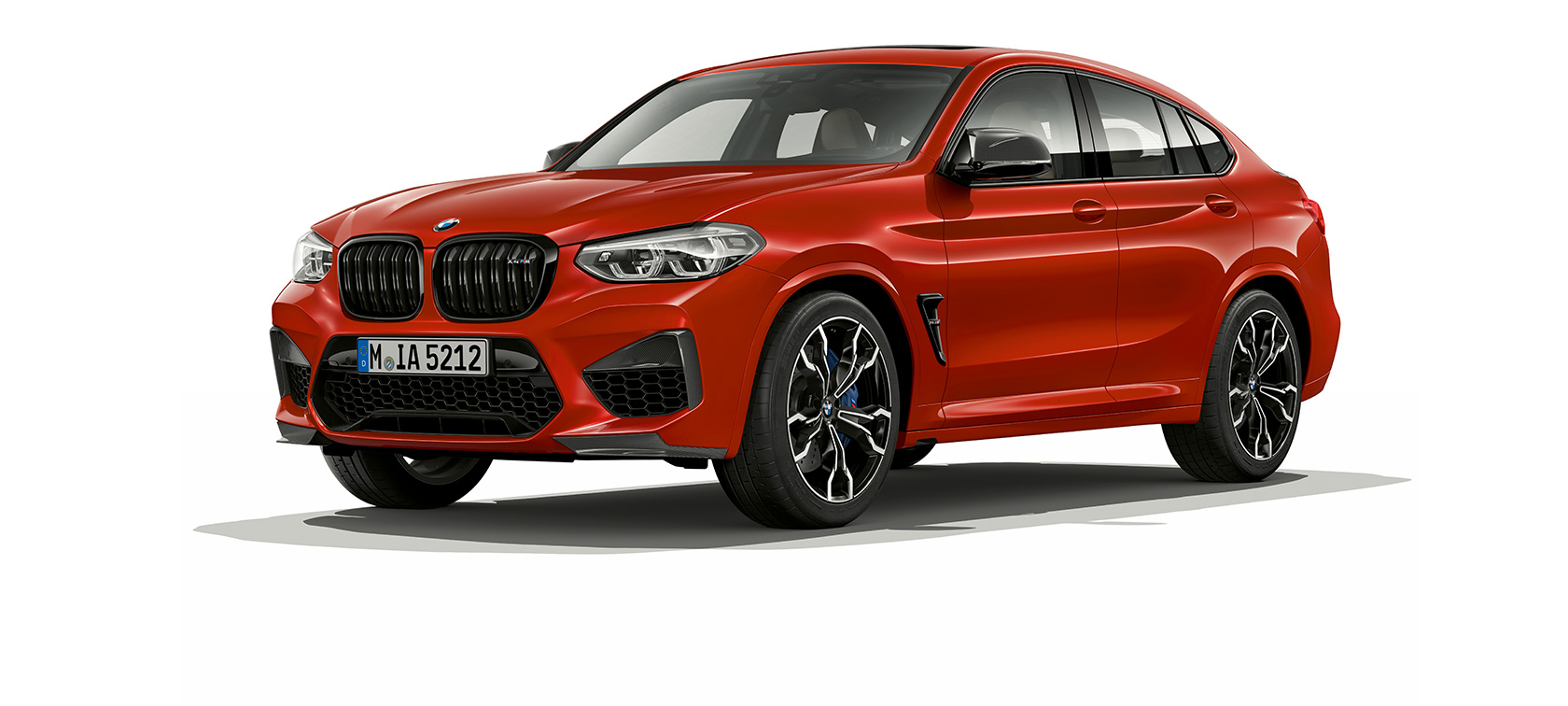 BMW X4 M コンペティション、斜め前からのサイド・ビュー。F98 トロント・レッド・メタリックのBMW X4 M コンペティション、エクステリア、斜め前からのサイド・ビュー。F98