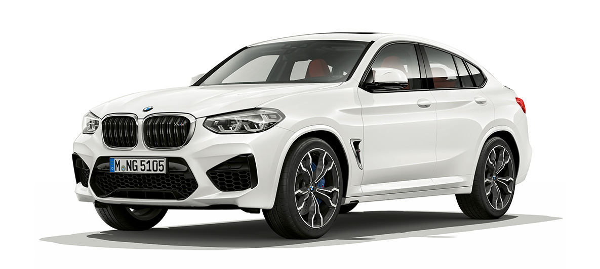 BMW X4 M、エクステリア、斜め前からのサイド・ビュー。F98 アルピンホワイトのBMW X4 M、エクステリア、斜め前からのサイド・ビュー。F98