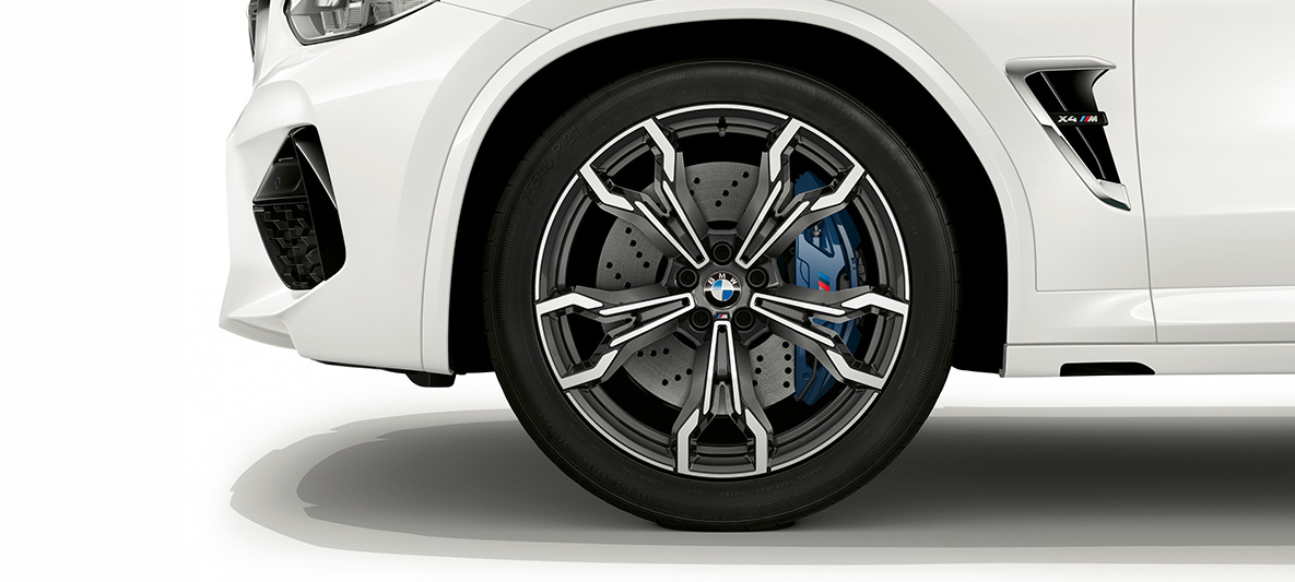 BMW X4 M、オービット・グレーの21インチ M ライト・アロイ・ホイール。F98 アルピンホワイトのBMW X4 M、エクステリア、オービット・グレーの21インチ M ライト・アロイ・ホイール。F98
