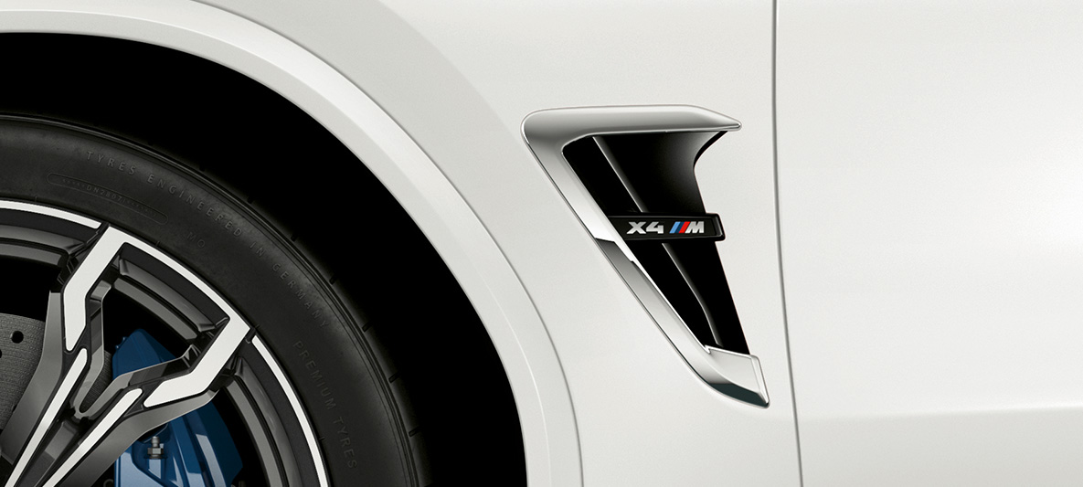 BMW X4 M、M ギル。F98 アルピンホワイトのBMW X4 M、エクステリア、クロームのハイライトとモデルロゴの入ったM ギル。F98