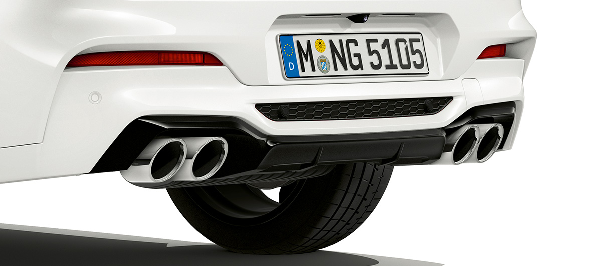 BMW X4 M、クローム仕上げのエキゾースト・パイプ。F98 アルピンホワイトのBMW X4 M、エクステリア、クローム仕上げのエキゾースト・パイプを備えたリヤ。F98