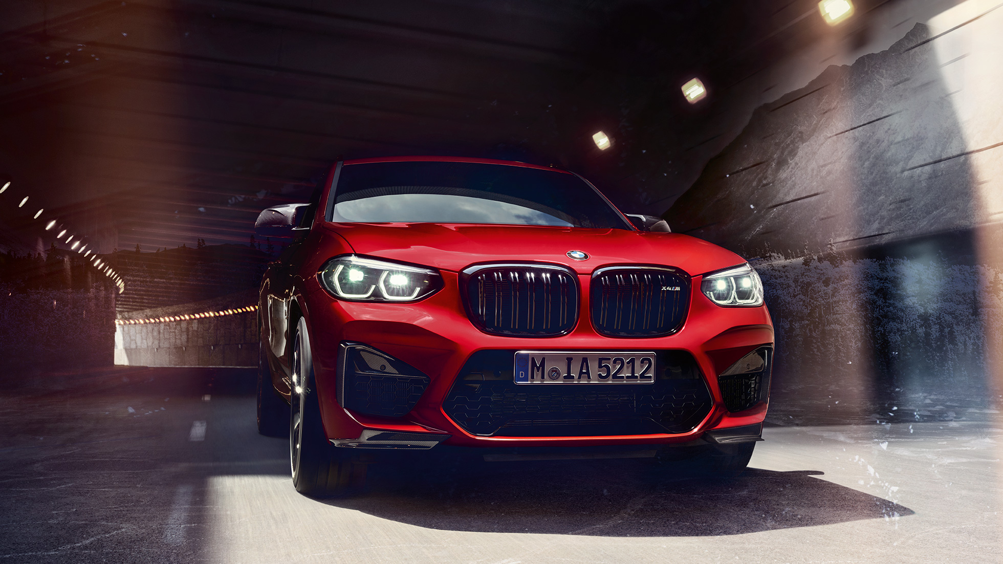 BMW X4 M コンペティション、フロント・ビュー。F98 トロント・レッド・メタリックのBMW X4 M コンペティション、エクステリア、フロント・ビュー。F98