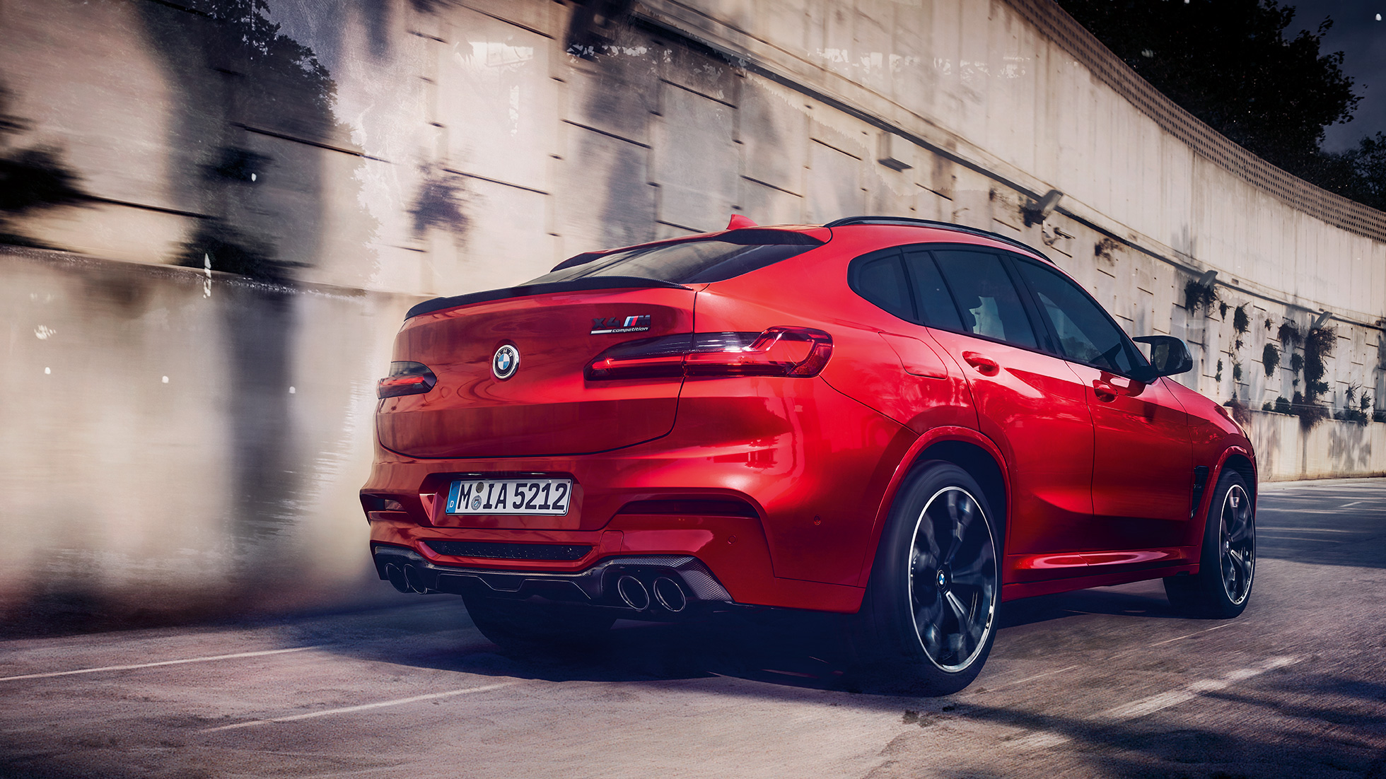 BMW X4 M コンペティション、カーボン製ミラー・キャップ。F98 トロント・レッド・メタリックのBMW X4 M コンペティション、エクステリア、Mカーボン・エクステリア・パッケージ、カーボン製ミラー・キャップ。F98