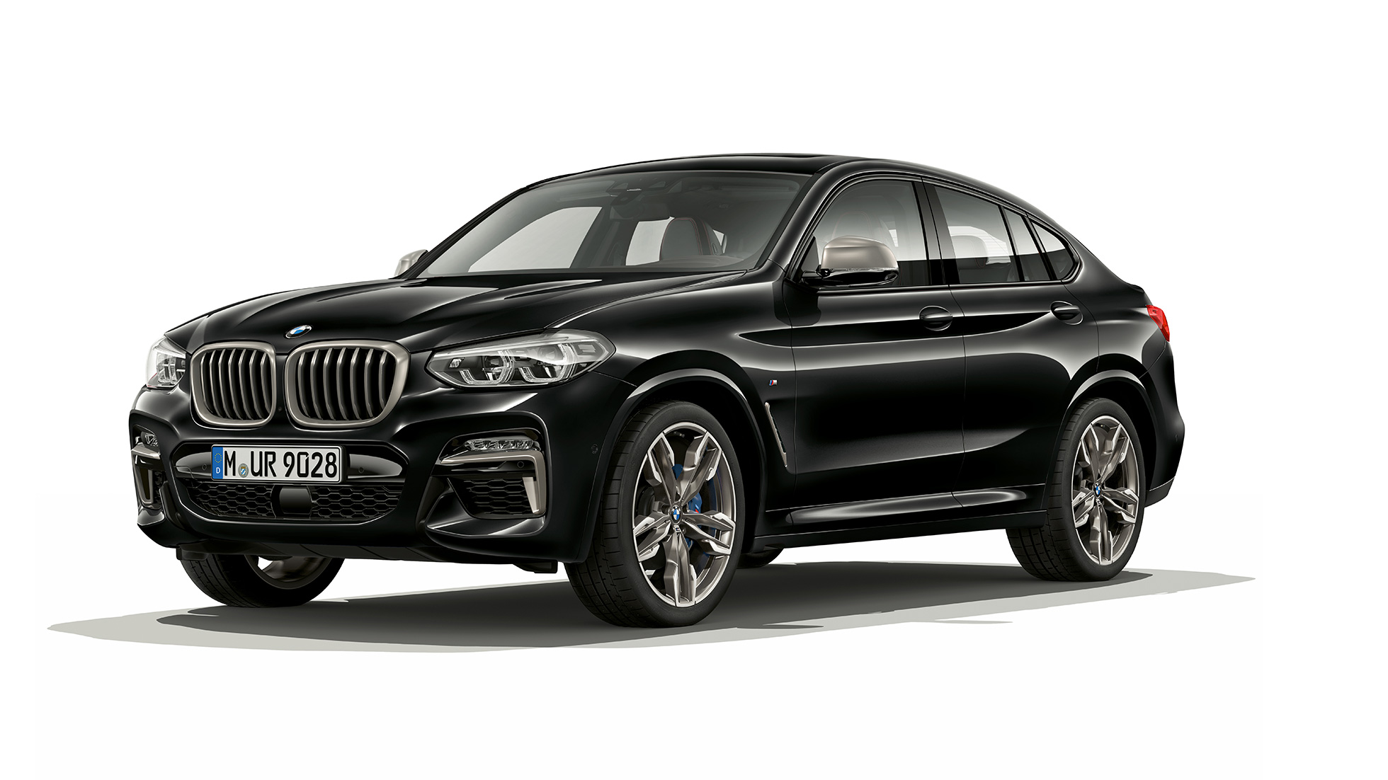 BMW X4 M40iおよびBMW X4 M40d、斜め前からのフロント・ビュー。F98 ブラック・サファイア・メタリックのBMW X4 M40iおよびBMW X4 M40d、エクステリア、斜め前からのフロント・ビュー、右側面。F98