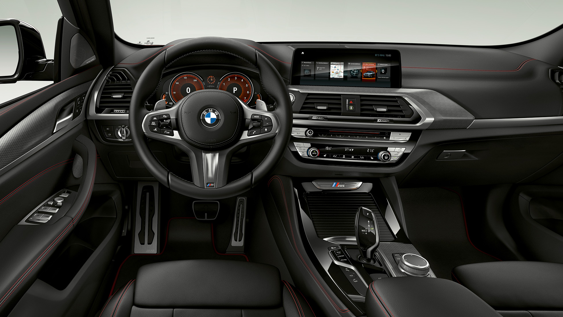 BMW X4 M40iおよび BMW X4 M40d、コックピット。. F98 BMW X4 M40iおよび BMW X4 M40d、インテリア、Mレザー・ステアリング・ホイールとMスポーツ・シートが見えるコックピット。.F98