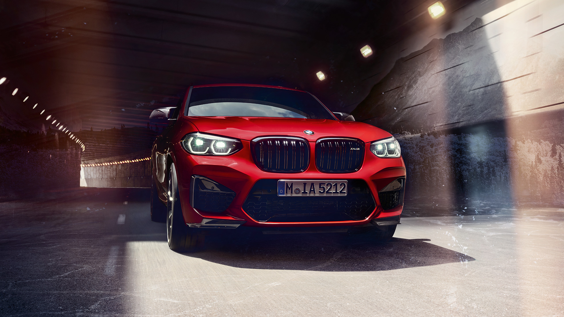BMW X4 M コンペティション、斜め前からのフロント画像。F98 トロント・レッド・メタリックのBMW X4 M コンペティション、エクステリア、斜め前からのフロント画像。F98