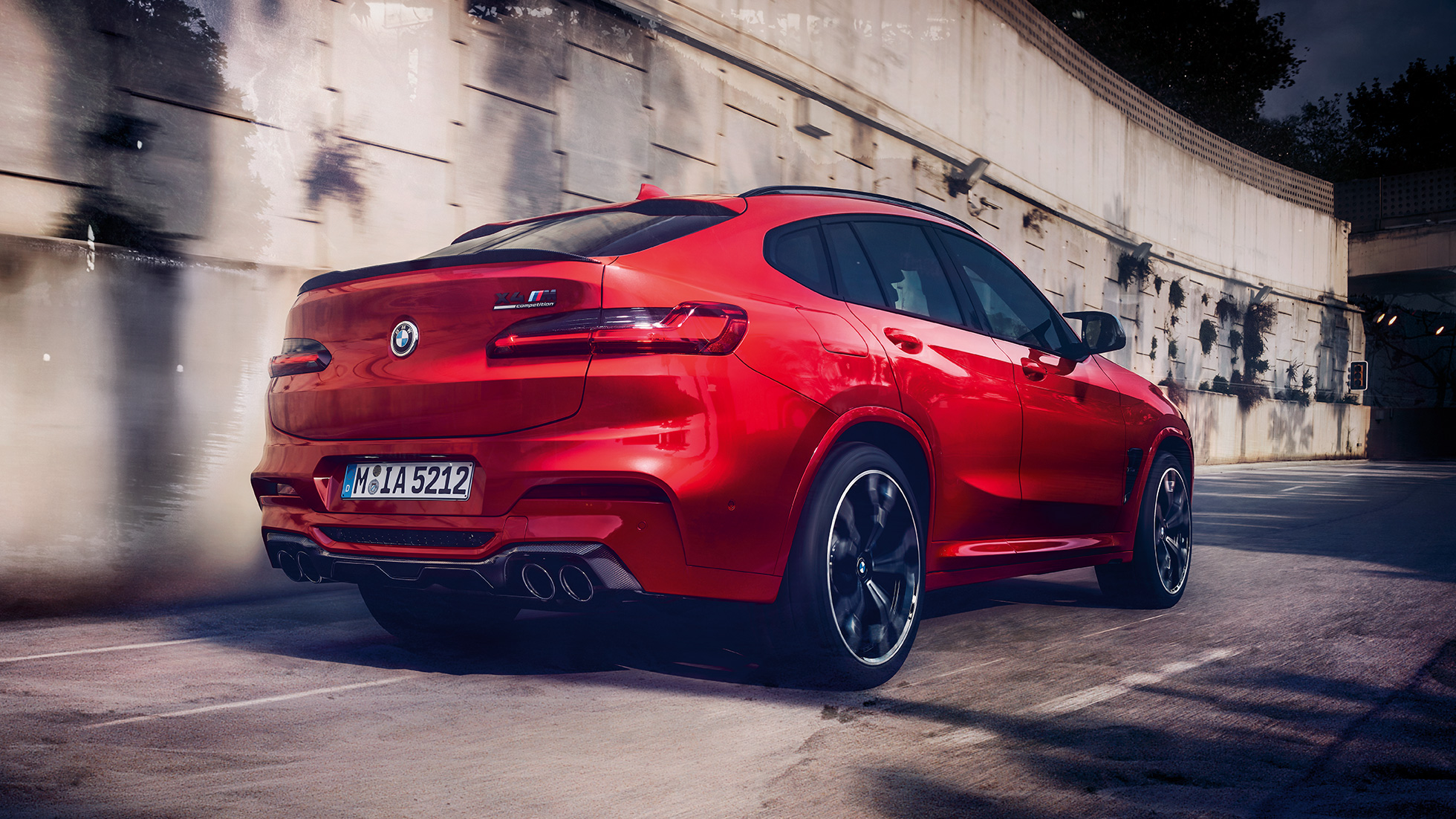 BMW X4 M コンペティション、エクステリア、側面リヤ・ビュー。F98 トロント・レッド・メタリックのBMW X4 M コンペティション、エクステリア、側面リヤ・ビュー。F98