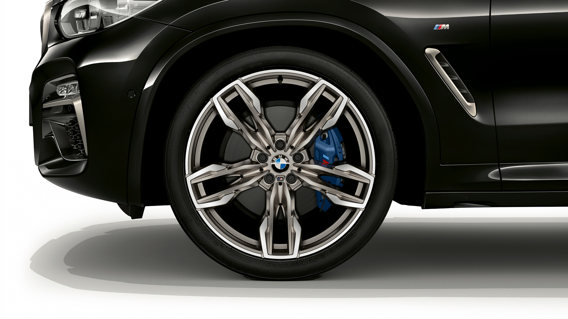 BMW X4 M40i、21インチ M ライト・アロイ・ホイール。F98 ブラック・サファイア・メタリックのBMW X4 M40i、エクステリア、ダブルスポーク・デザインの21インチ M ライト・アロイ・ホイールが見えるサイドビュー。F98