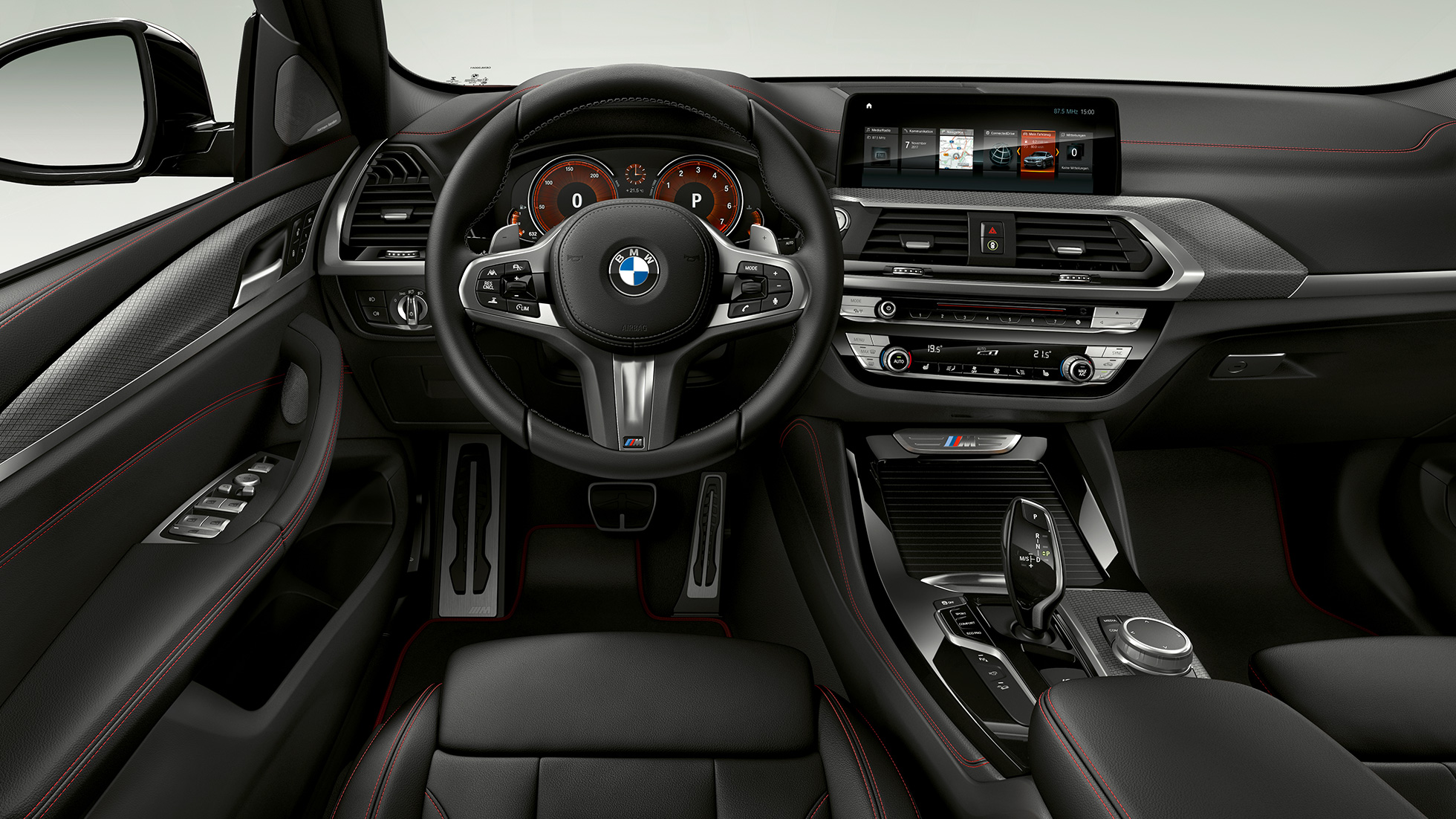 BMW X4 M40i、コックピット。F98 BMW X4 M40i、インテリア、スポーツ・シートとM レザー・ステアリング・ホイールを備えたコックピット。F98