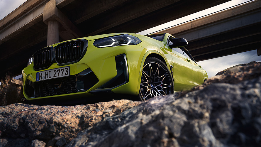 BMW X4 M Competition F98 LCI フェイスリフト 2021 サンパウロ・イエロー 斜めからのフロント・ビューと橋の下のボトム・ビュー