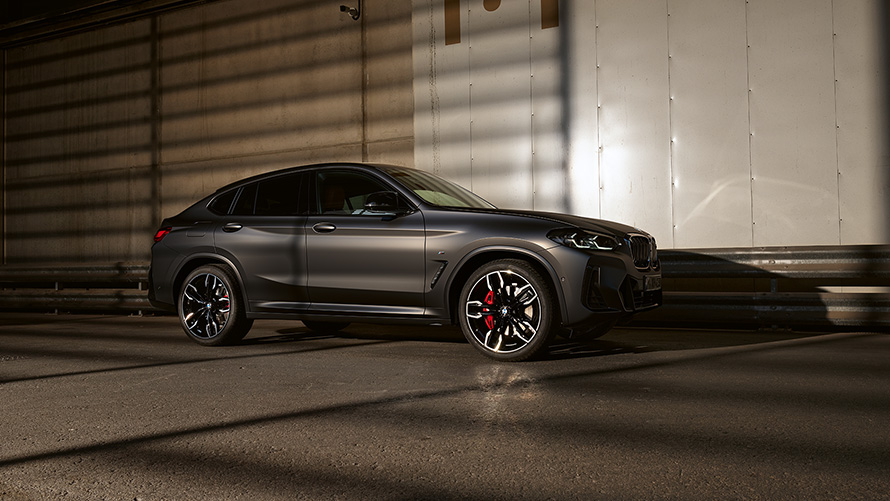BMW X4 M40i G02 LCI 2021フェイスリフト サイド・ビュー 光沢のある壁を背景に