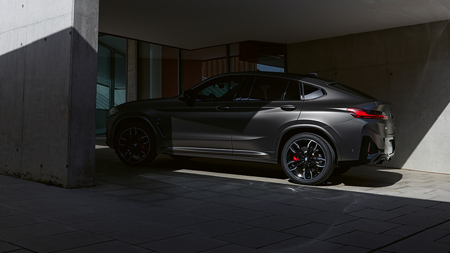 BMW X4 M40i G02 LCI 2021フェイスリフト サイド・ビュー 家のエントランス前で半分陰になって