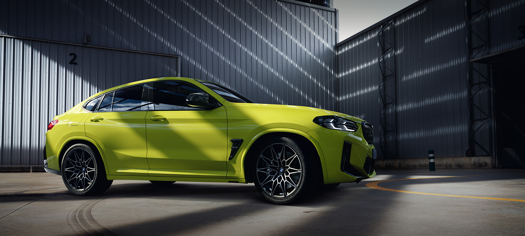 BMW X4 M Competition F98 LCI フェイスリフト 2021 サンパウロ・イエロー ホールでのサイド・ビュー