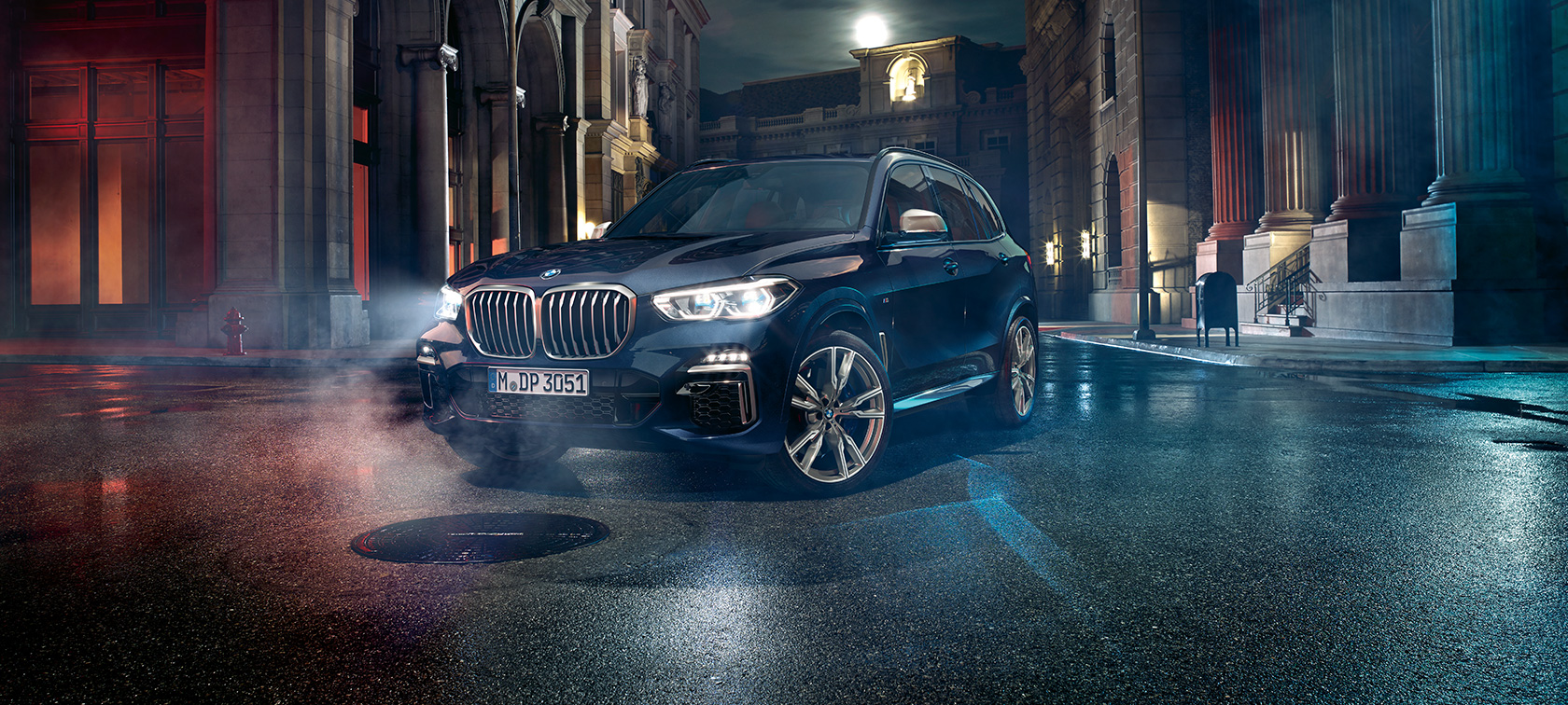 BMW X5 M50i SUV のスリークウォーター・フロントビュー G05 BMW X5 M50i と M50d SUV G05 カーボンブラック・メタリックのスリークウォーター・フロントビュー