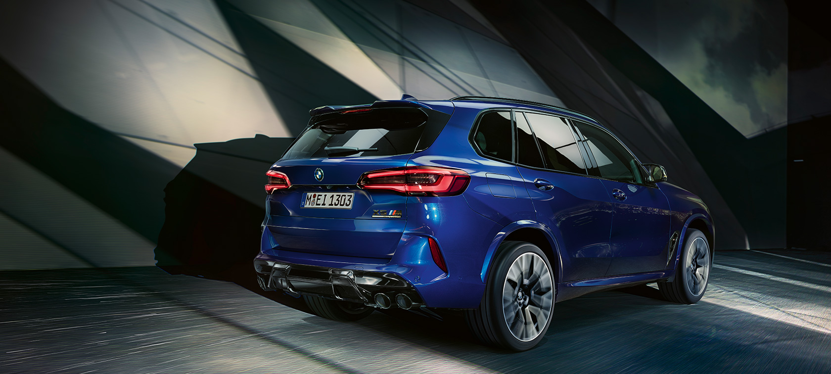 BMW X5 M Competition SUV のスリークウォーター・リアビュー F95 BMW X5 M Competition SUV F95 2020 マリーナベイ・ブルー・メタリックのスリークウォーター・リアビュー