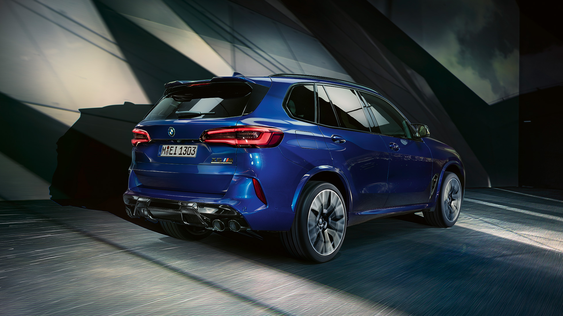 M xDrive 搭載 BMW X5 M Competition M xDrive搭載 M xDrive 搭載 Competition F95 2020 マリーナベイ・ブルー・メタリックのスリークウォーター・リアビュー
