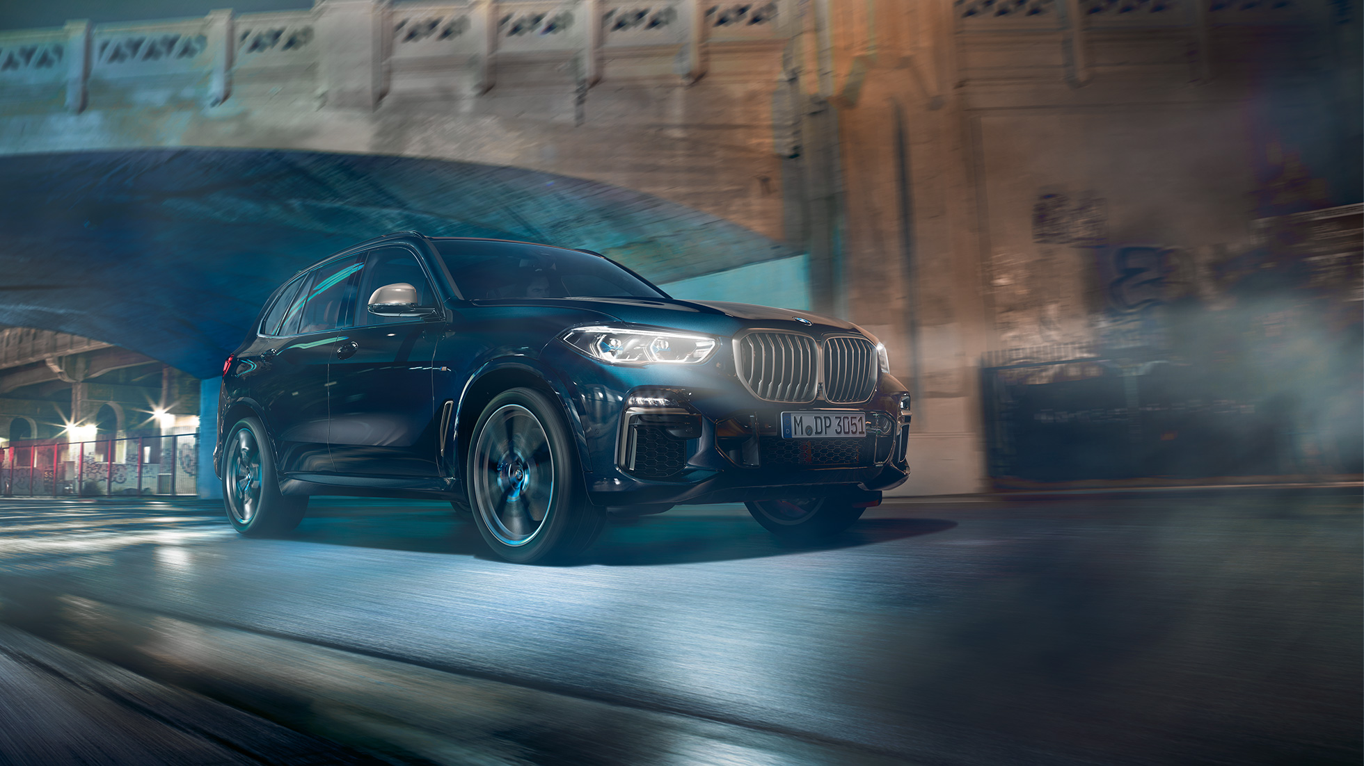 M ツインパワー・ターボ直列8気筒ガソリン・エンジンを搭載した BMW X5 M50i M ツインパワー・ターボ直列8気筒ガソリン・エンジンを搭載した BMW X5 M50i G05 カーボンブラック・メタリックのスリークウォーター・サイドビュー