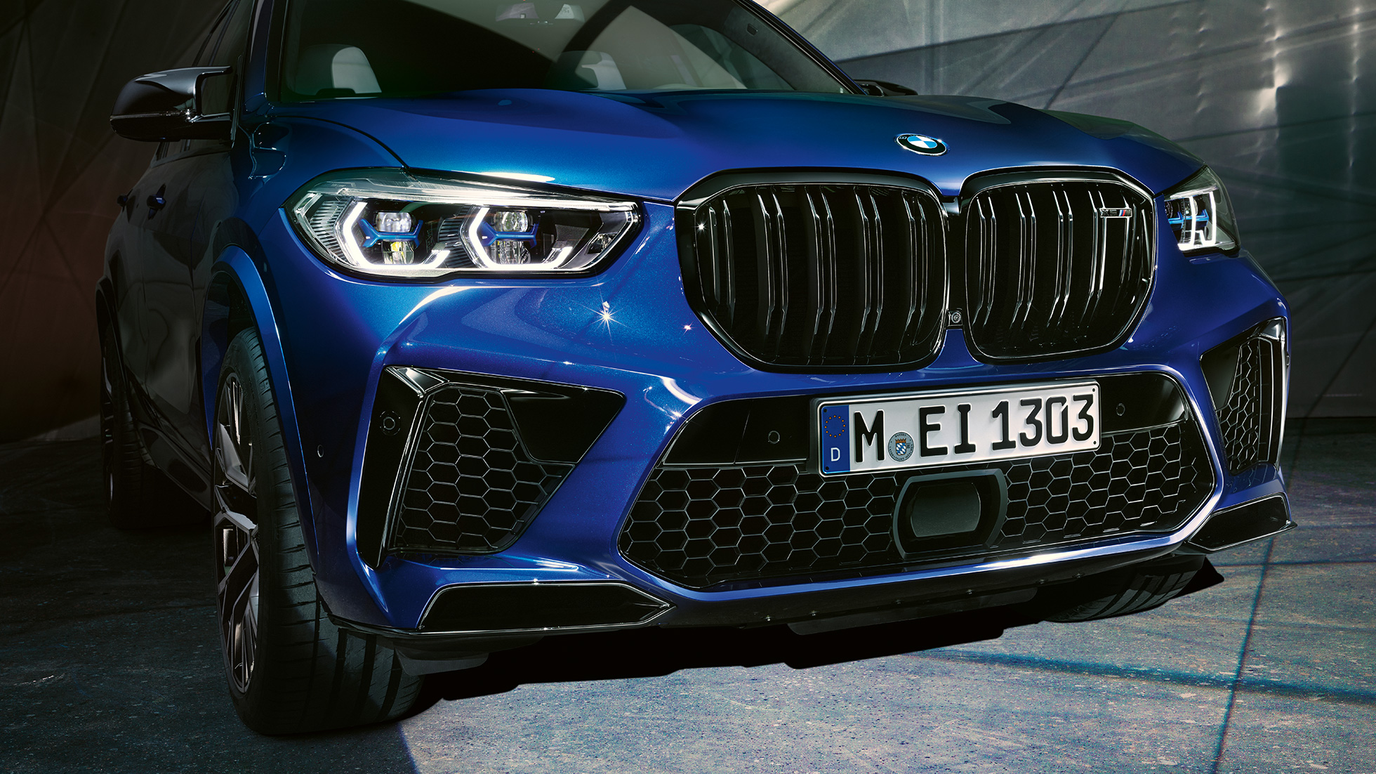 M ダブル・キドニー・グリル、BMW X5 M Competition M ダブル・キドニー・グリル、BMW X5 M Competition F95 マリーナベイ・ブルー・メタリックのフロントのクローズアップ