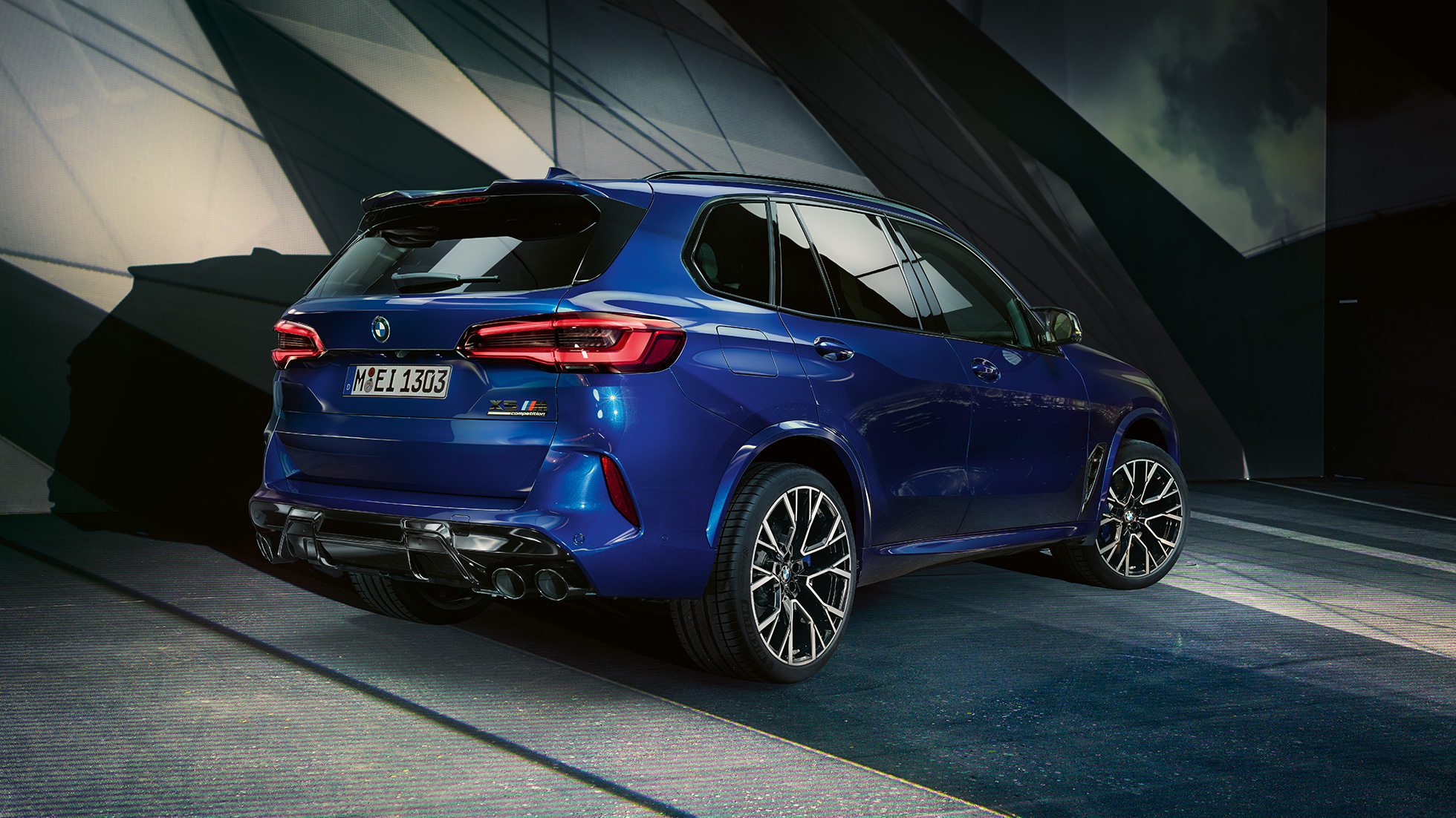 BMW X5 M Competition F95 2020 マリーナベイ・ブルー・メタリックのスリークウォーター・リアビュー M Sport 排気システムを搭載する BMW X5 M Competition F95 マリーナベイ・ブルー・メタリックのスリークウォーター・リアビュー
