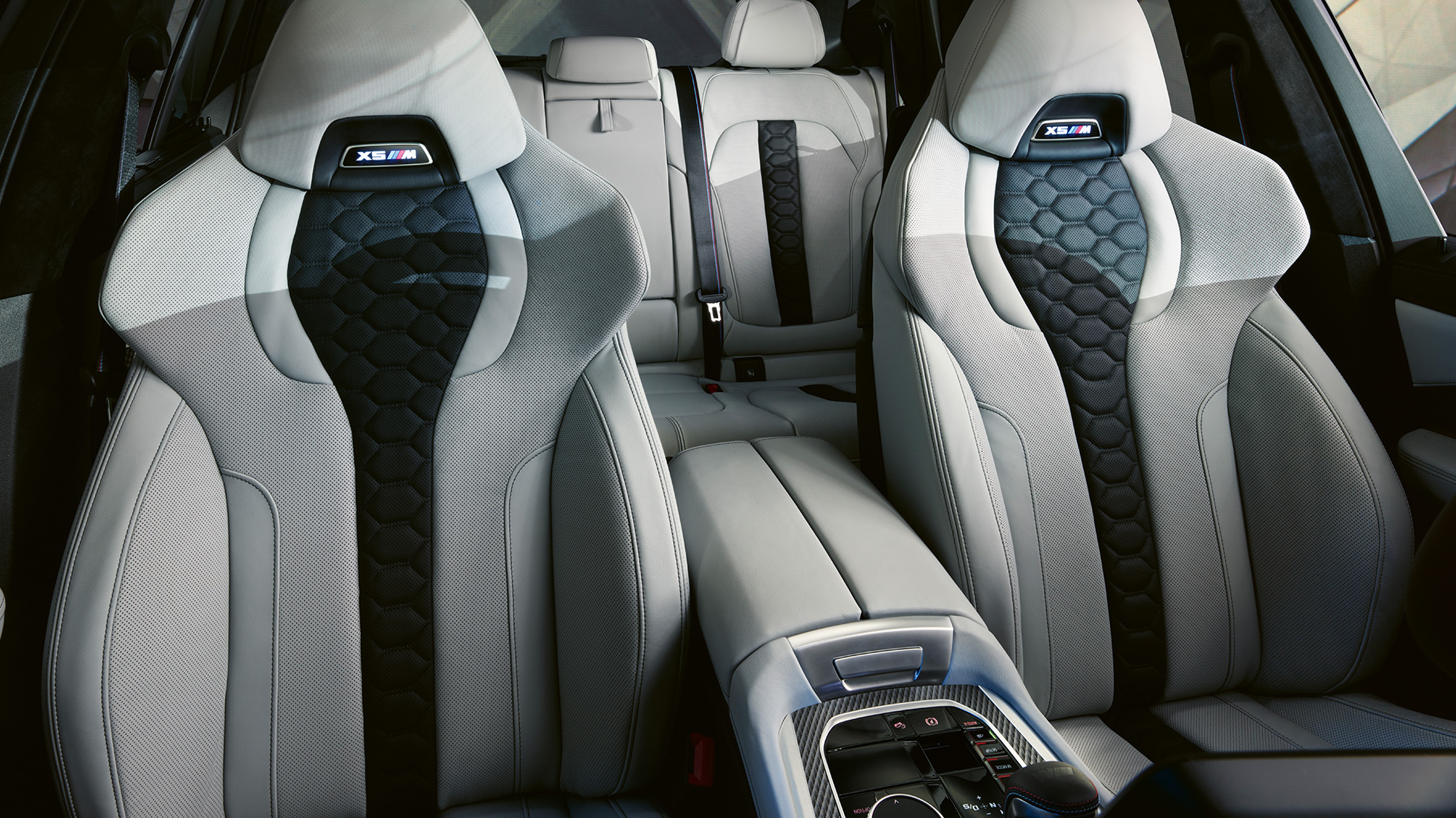 M マルチファンクション・シート、BMW X5 M Competition X5 M のロゴが輝く M マルチファンクション・シート、BMW X5 M Competition F95 のインテリア