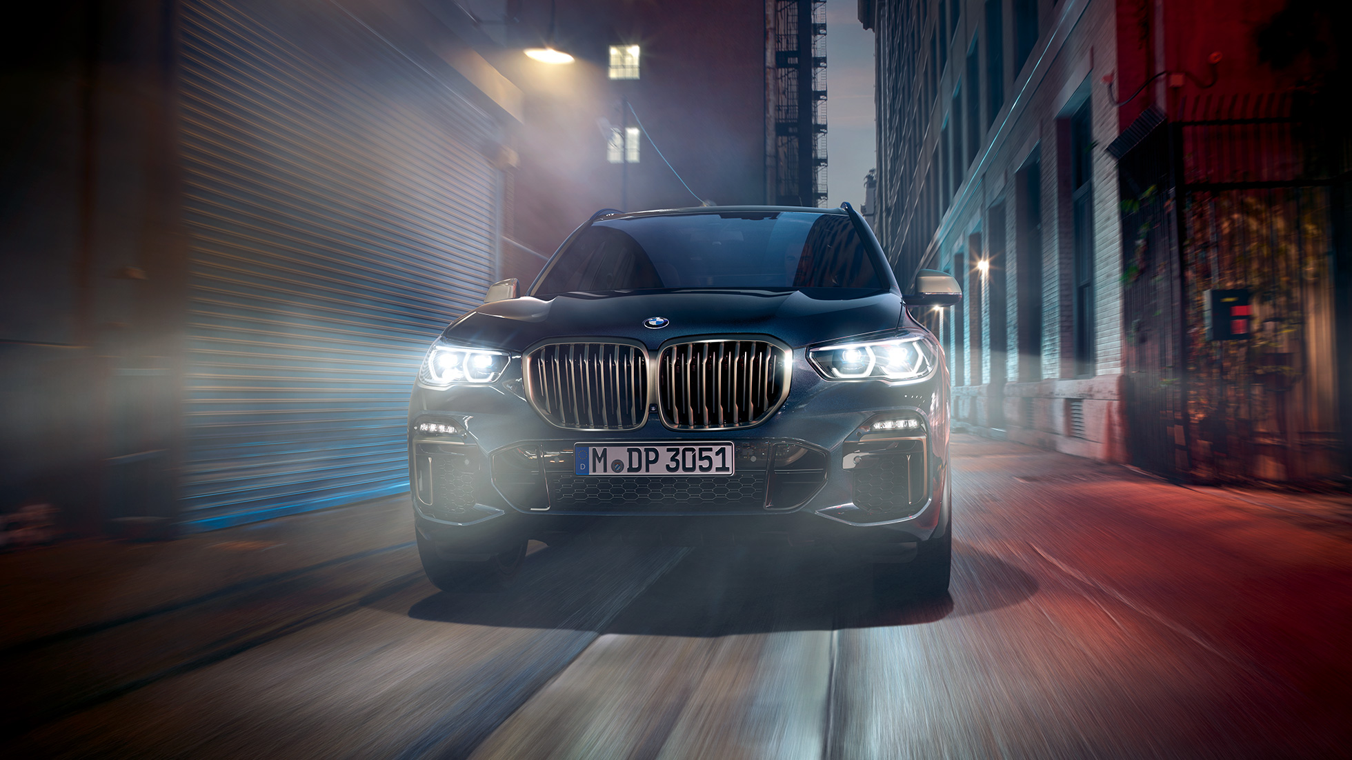 BMW X5 M50i 、BMW キドニーグリル セリウム・グレーのBMW キドニー・グリル、BMW X5 M50iのカーボンブラックメタリックのフロントビュー