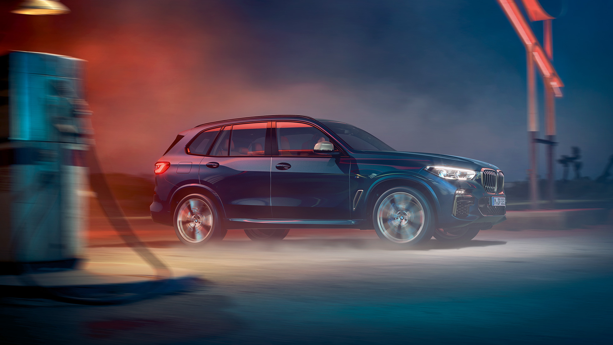 BMW X5 M50iのサイドビュー M 軽合金ホイールを備えた BMW X5 M50iカーボンブラック・メタリックのサイドビュー
