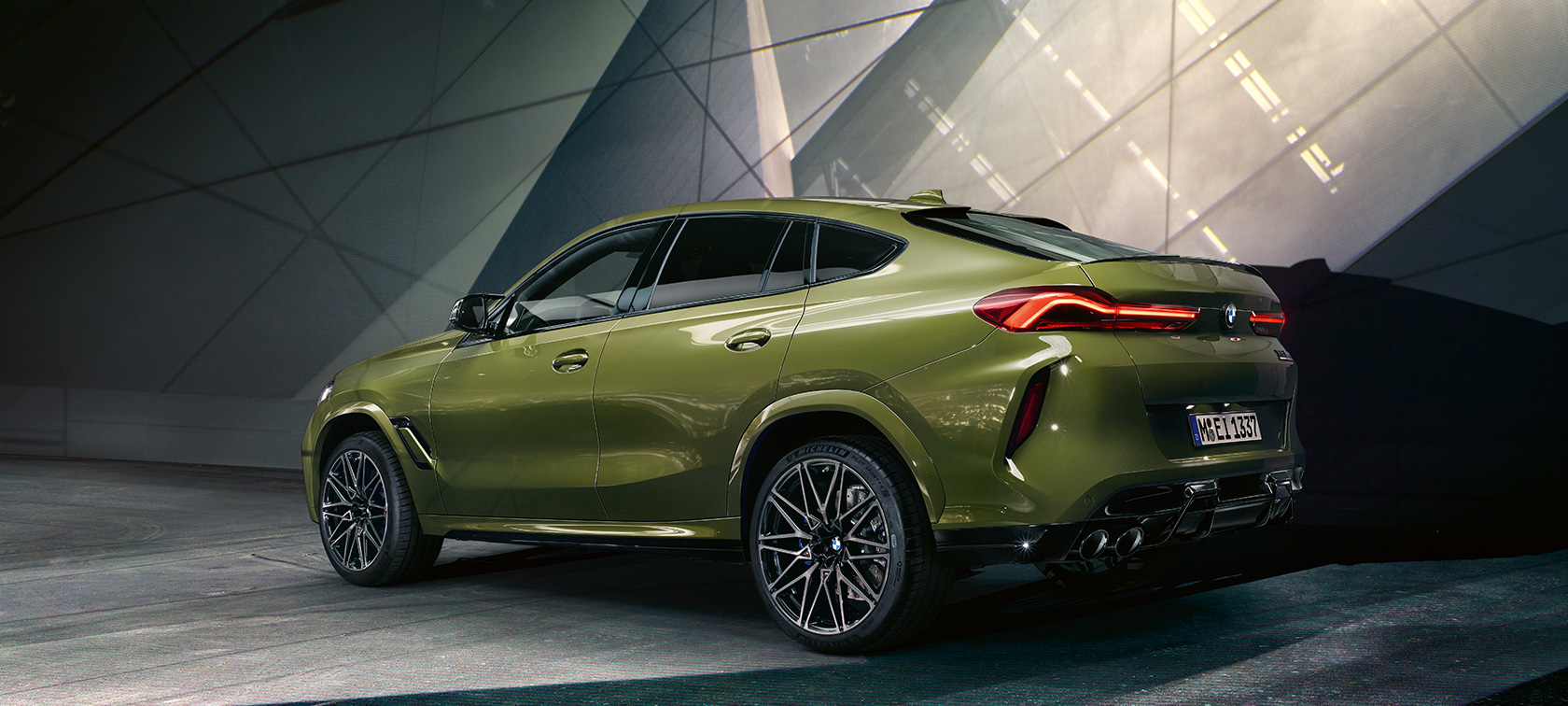 斜め後ろから見たBMW X6 M Competition 。 斜め後ろから見たBMW Individual特別色、アーバン・グリーンをまとったBMW X6 M Competition F96