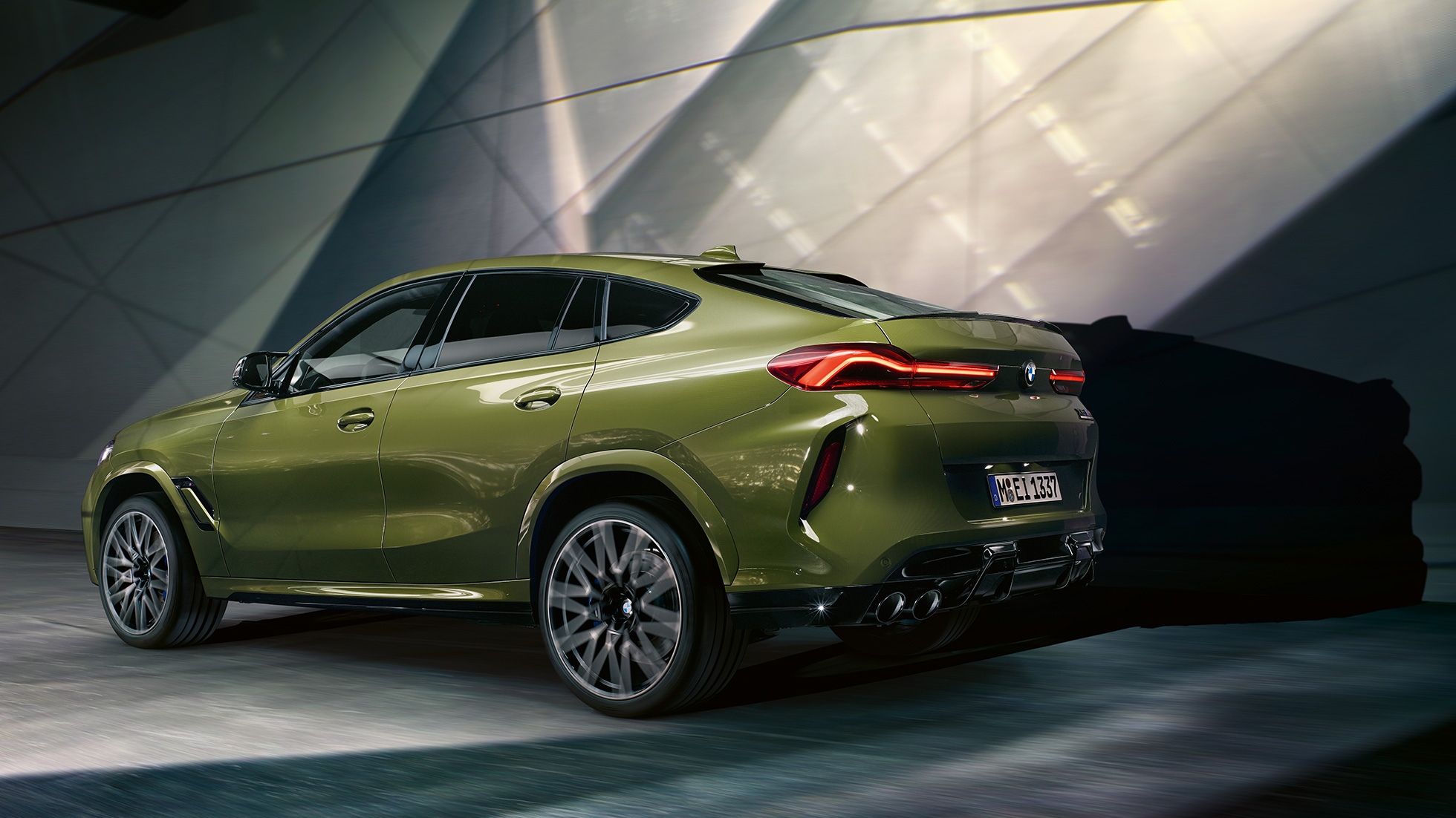 M xDriveを搭載したBMW X6 M Competition 斜め後ろから見た、M xDriveを搭載し、BMW Individual特別色アーバン・グリーンをまとったBMW X6 M Competition F96 2020 SUV