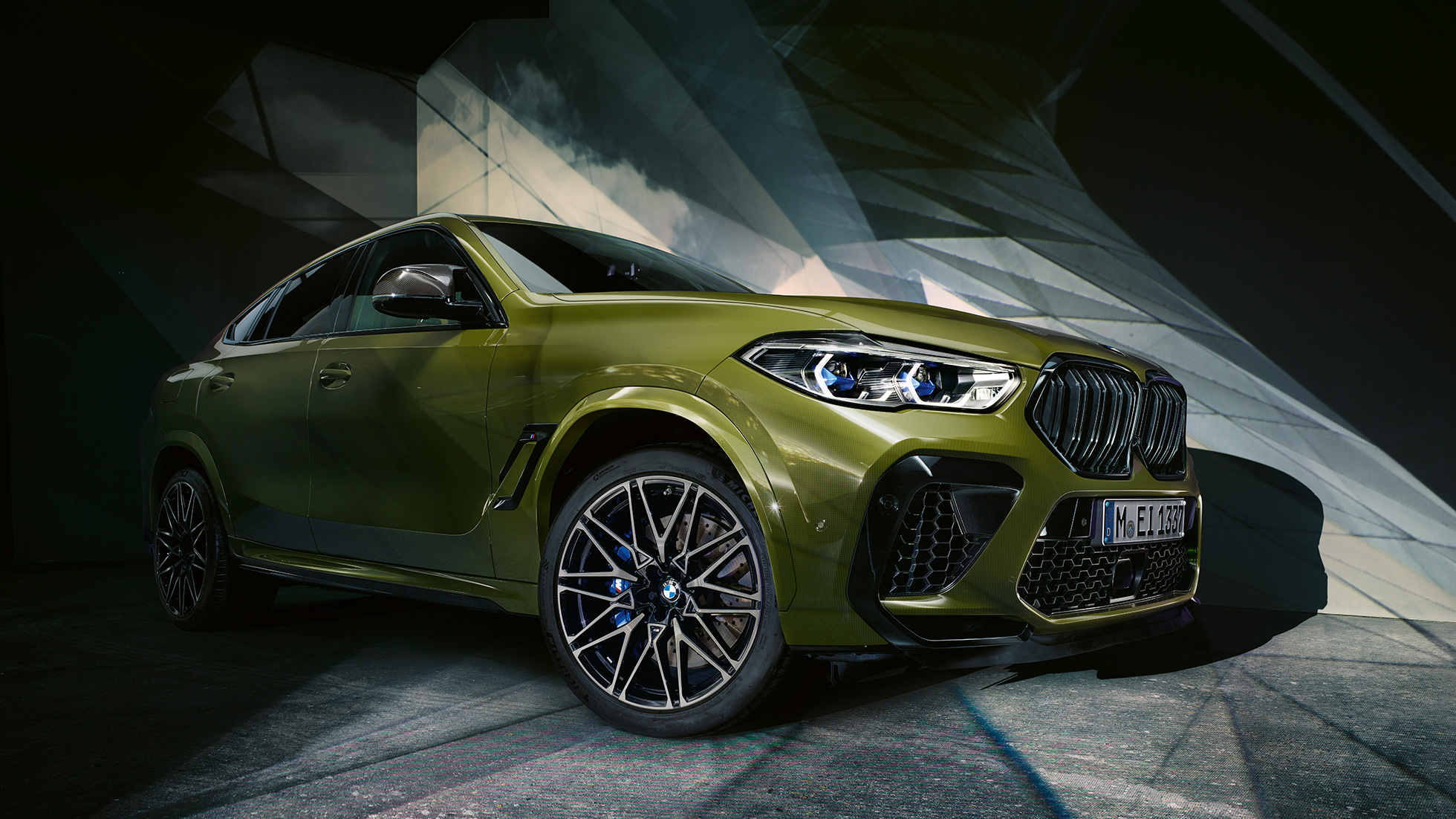 BMW X6 M Competitionのエクステリアデザイン 斜め前から見た、BMW Individual 特別色のアーバン・グリーンをまとったBMW X6 M Competition F96 2020 SUVのエクステリア