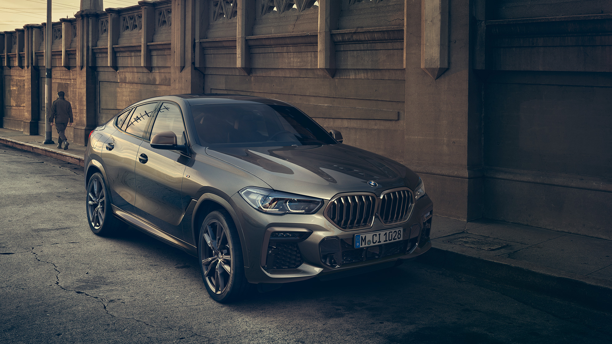 8気筒のMツインパワー・ターボ・ガソリン・エンジンを搭載したBMW X6 M50i 斜め横から見た、マンハッタンメタリックの8気筒Mツインパワー・ターボ・ガソリン・エンジンを搭載したBMW X6 M50i G06