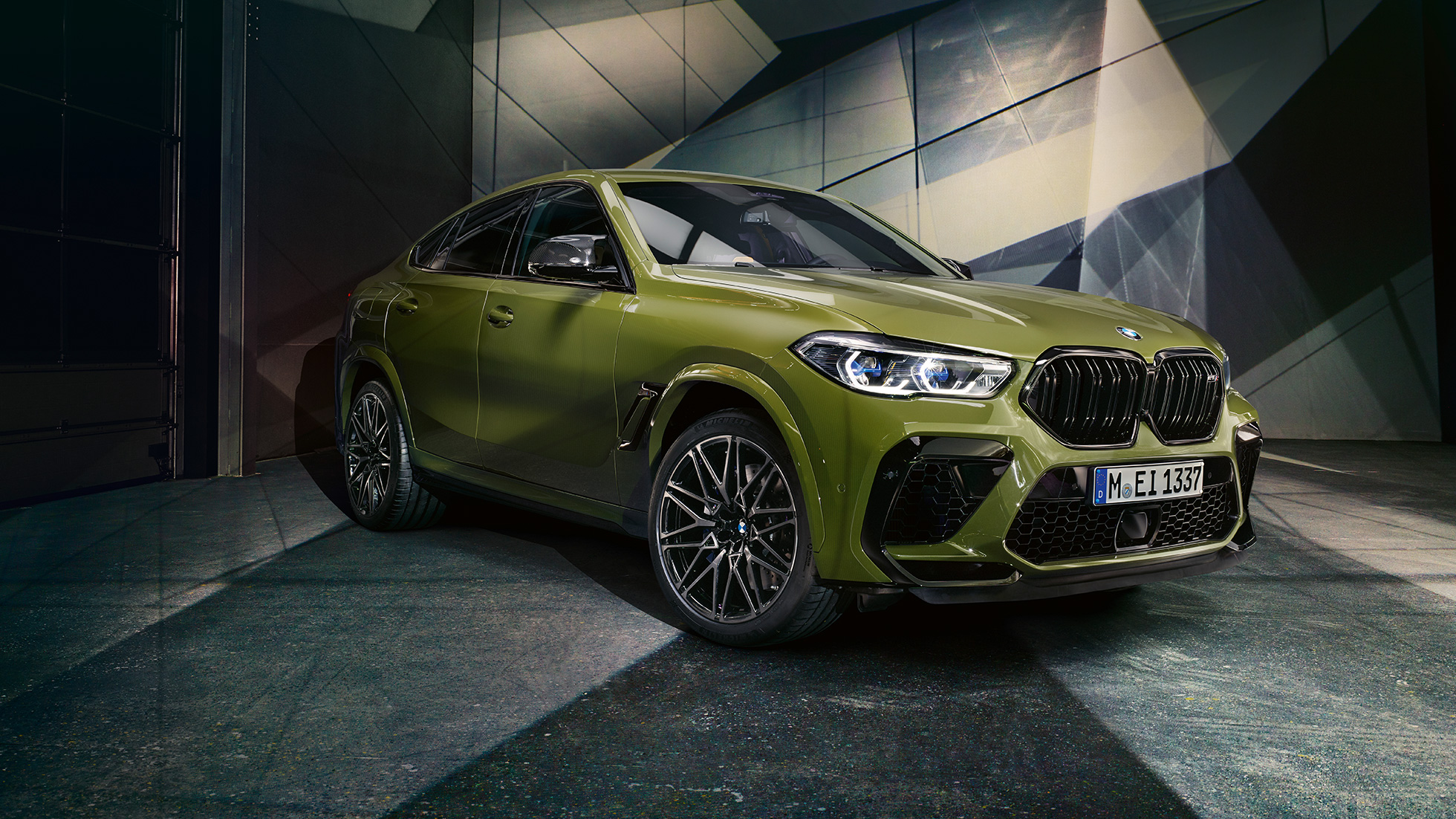 BMW X6 M CompetitionのMダブル・キドニー・グリルBMW X6 M CompetitionのMダブル・キドニー・グリル 斜め前から見た、BMW Individual 特別色のアーバン・グリーンをまとったBMW X6 M Competition F96 2020 SUVのMダブル・キドニー・グリル