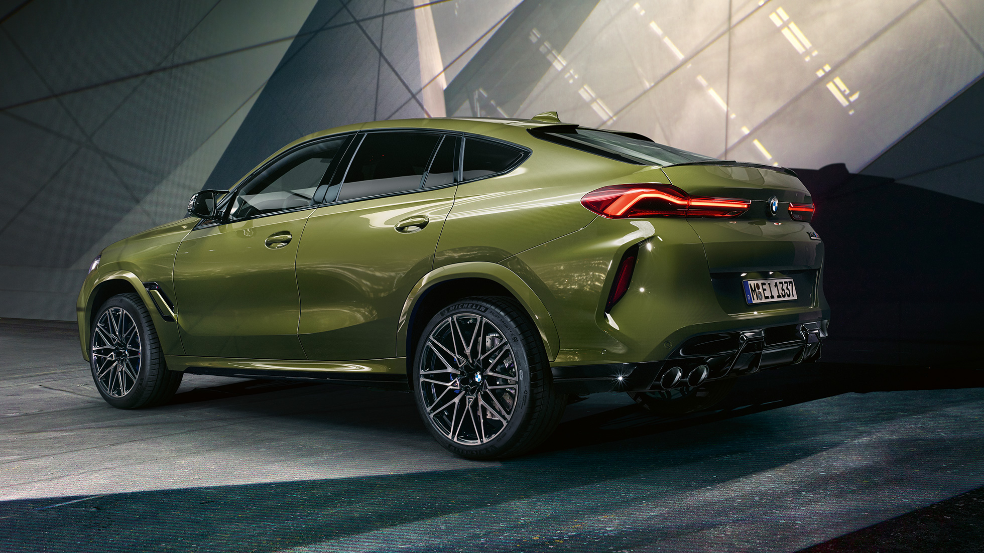 斜め後ろから見たBMW X6 M Competition 。 斜め後ろから見た、Mスポーツ・エキゾースト・システムを搭載したBMW Individual特別色アーバン・グリーンのBMW X6 M Competition F96 SUV