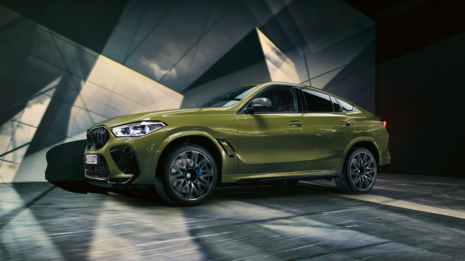 横から見たBMW X6 M Competition 横から見た、Mライトアロイ・ホイールを装備し、BMW Individual特別色アーバン・グリーンをまとったBMW X6 M Competition F96