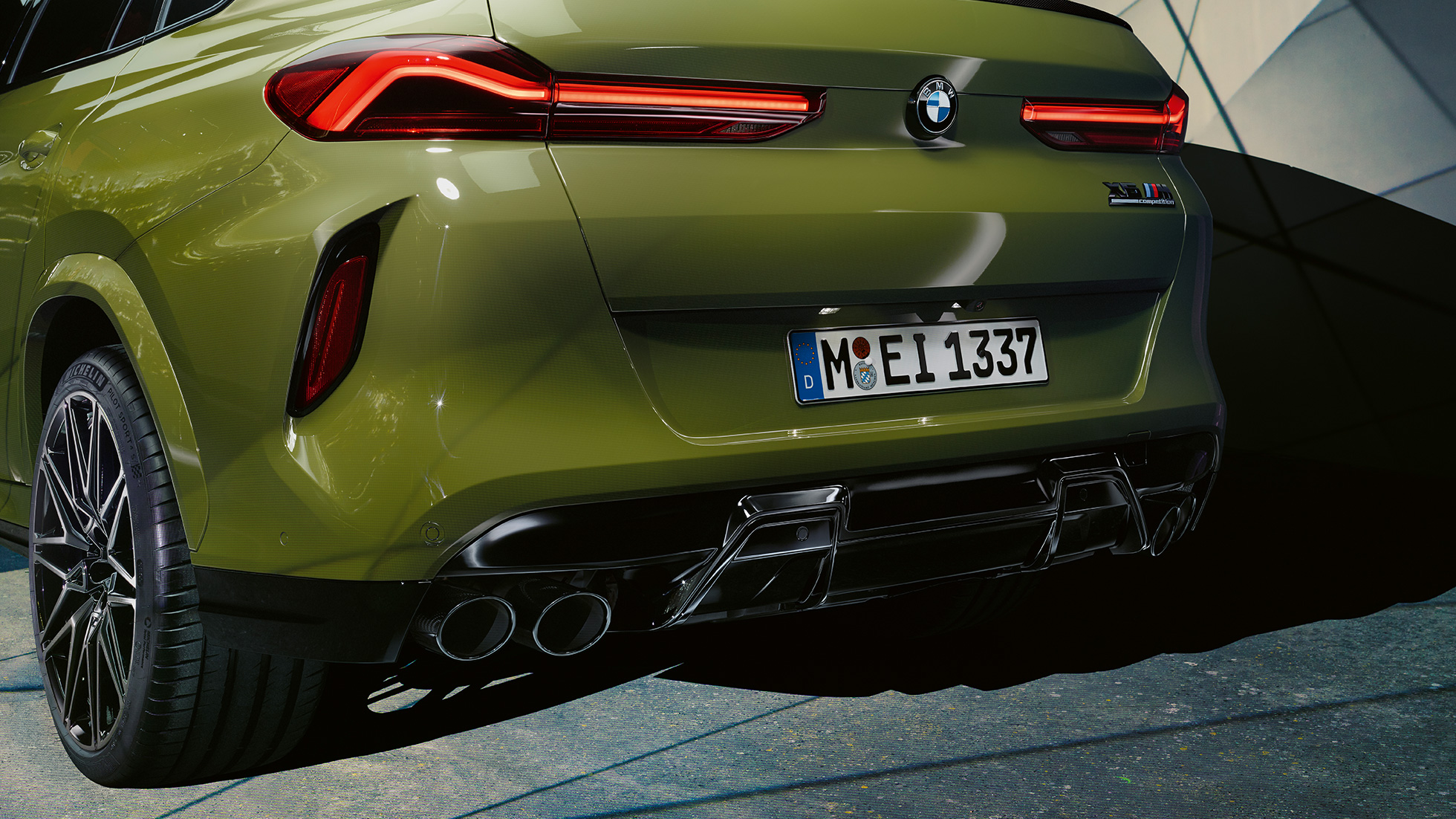斜め後ろから見たBMW X6 M Competition 。 斜め後ろから見た、Mスポーツ・エキゾースト・システムを搭載したBMW Individual特別色アーバン・グリーンのBMW X6 M Competition F96