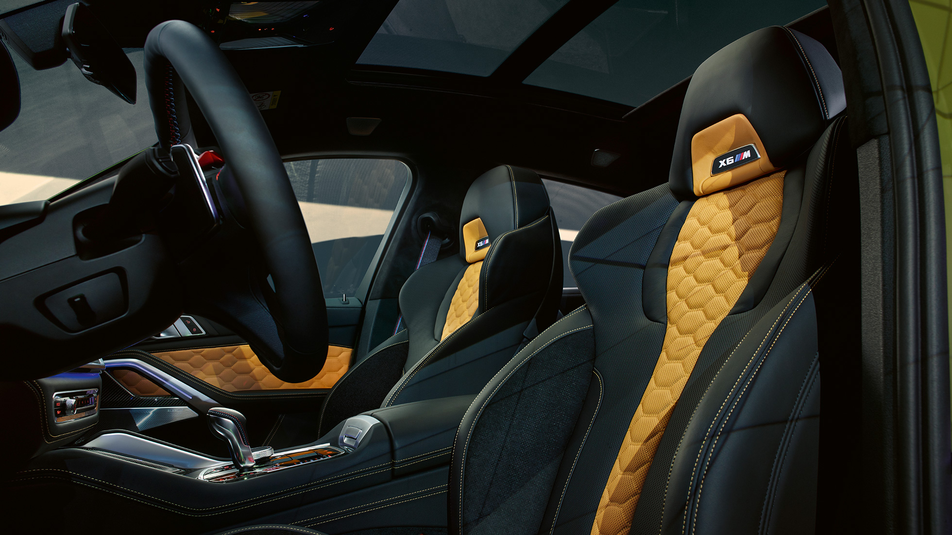 Mマルチファンクション・シートを装備したBMW X6 M Competition BMW X6 M Competition F96 のインテリア、X6 Mロゴをあしらった、Mマルチファンクション・シート