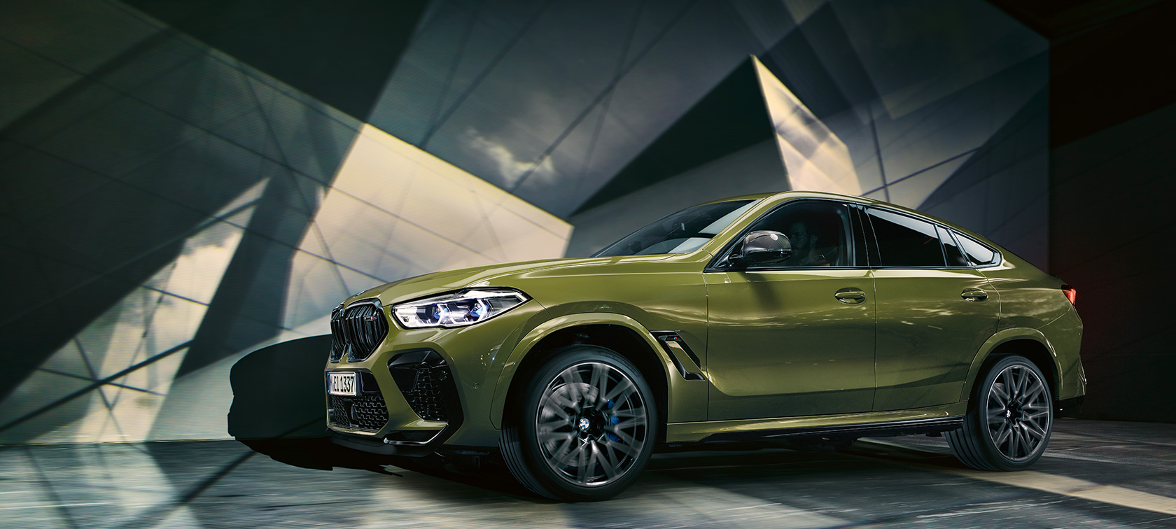 BMW X6 M BMW Individual 特別色アーバン・グリーンをまとった、BMW X6 M F96 2020。