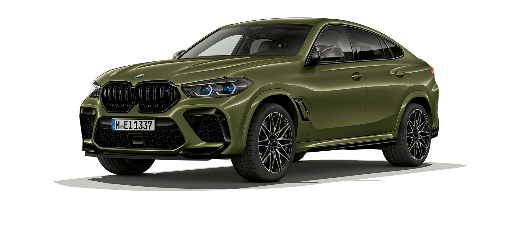 BMW X6 M Competition F96、斜めからのサイド・ビュー BMW X6 M Competition F96 2020 SUV BMW Individual専用ペイント・アーバン・グリーン、斜めからのサイド・ビュー
