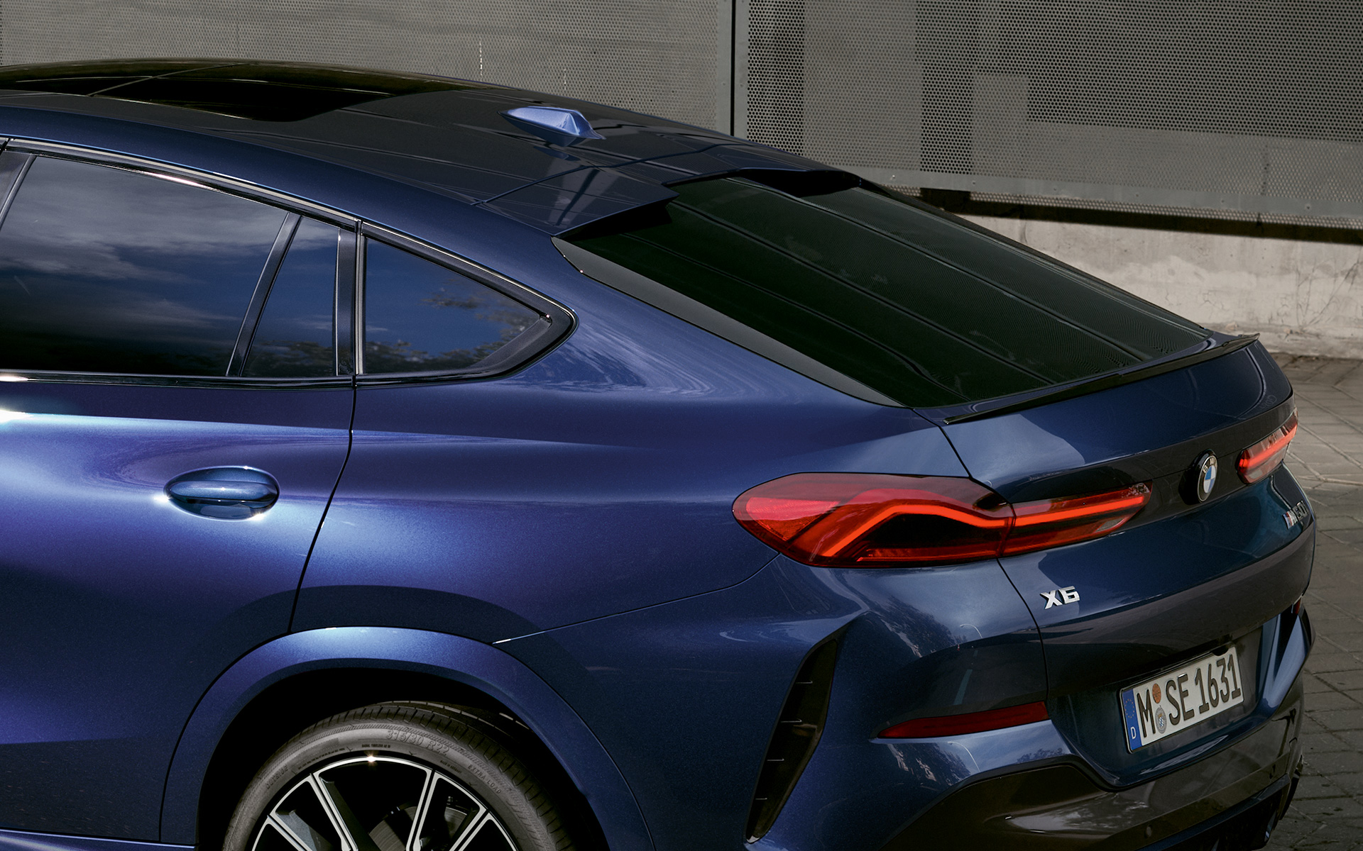 BMW X6 M60i G06 MP リヤ クローズアップ