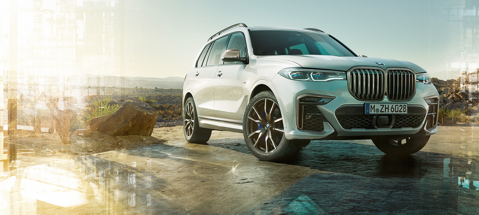BMW X7 M SUVシリーズ、スリークォーターフロントビュー左 G07 BMW X7 M SUVシリーズ、塗色ミネラルホワイト、G07、停車中、スリークォーターフロントビュー左