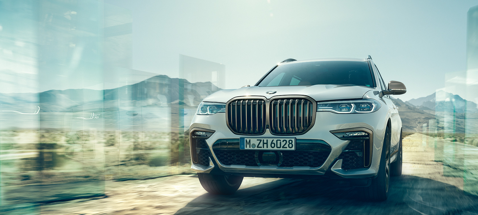 BMW X7 M SUVシリーズM50i、フロントビュー G07 BMW X7 M SUV シリーズM50i、塗色ミネラルホワイト、G07、停車中フロントビュー