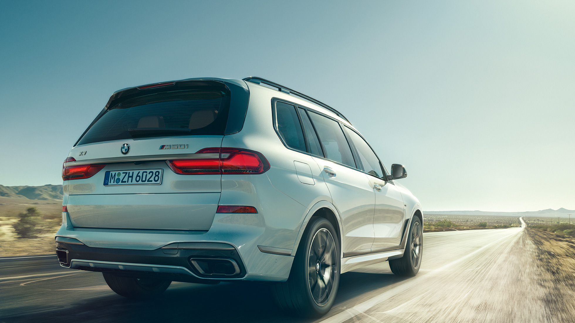 BMW X7 M50i、リアビュー BMW X7 M50i、塗色ミネラルホワイト、スリークォーターリアビュー、G07、2019