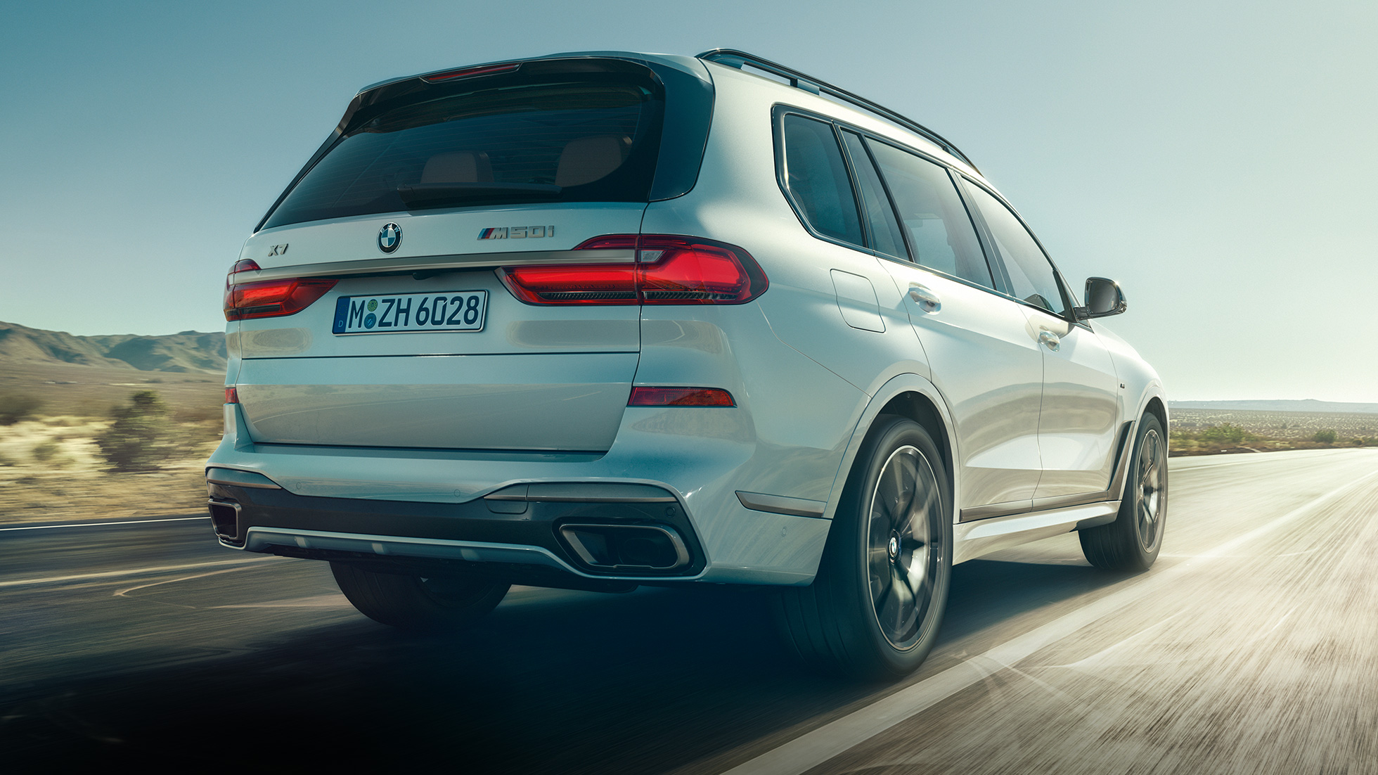 BMW X7 M50i、リアビュー BMW X7 M50i in Mineral White, driving, rear view, G07, 2019